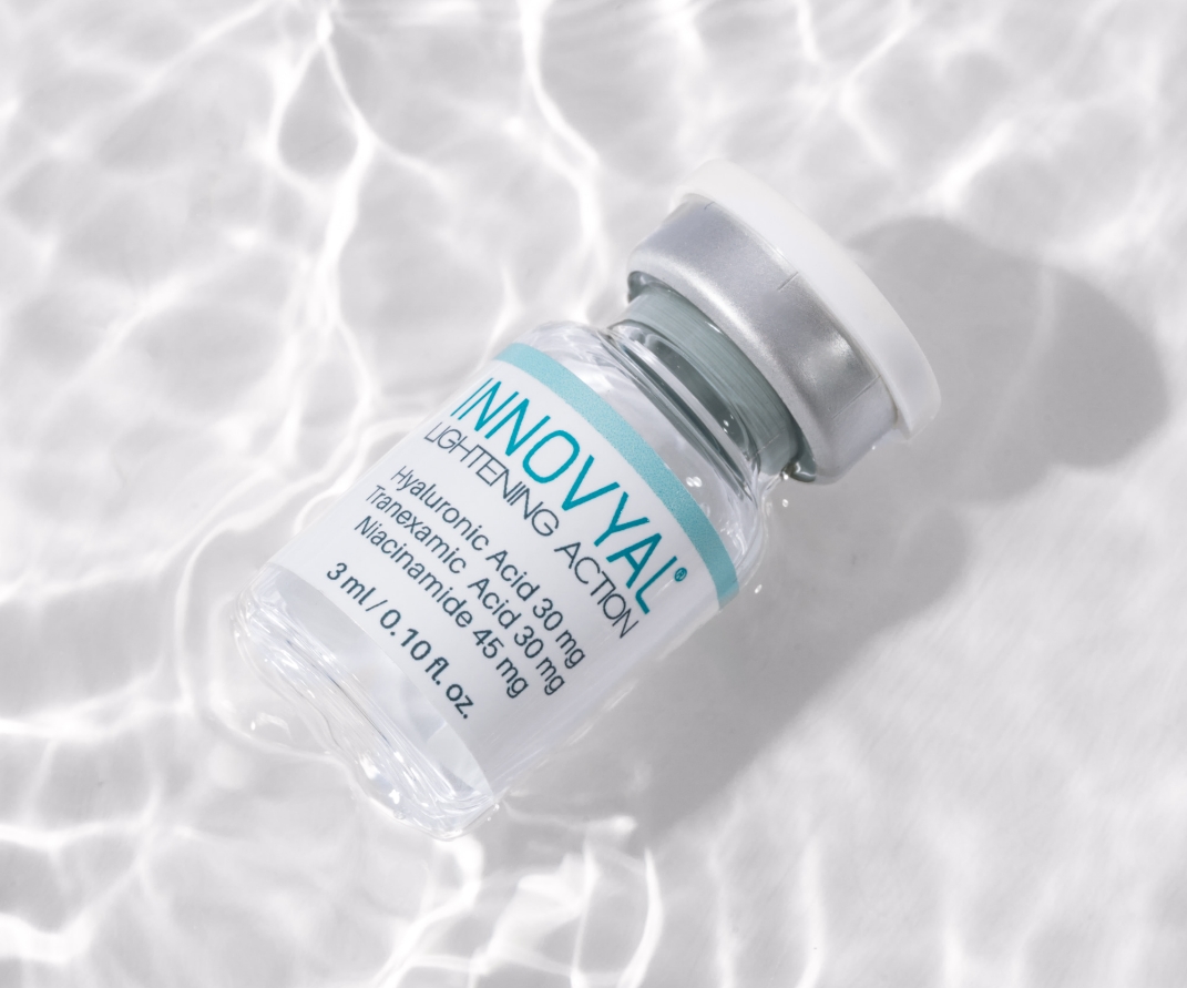 Innovyal Lightening Action vial in water light reflection