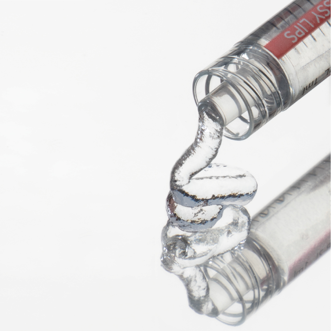 Glossy gel texture for lip augmentation by LOUNA Fillers